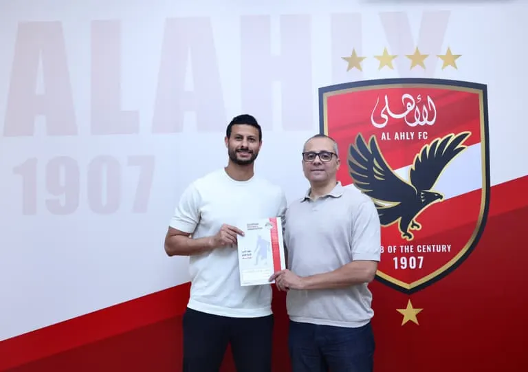 الأهلي يحسم مستقبل محمد الشناوي ويجدد عقد قائد الفريق