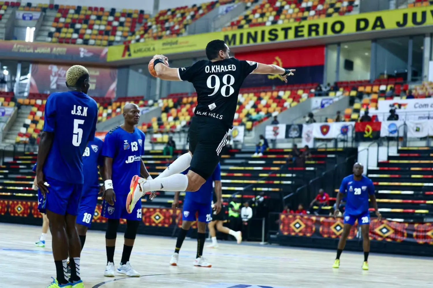 الأهلي والزمالك في نهائي أفريقيا لكرة اليد.. موعد المباراة والقنوات الناقلة