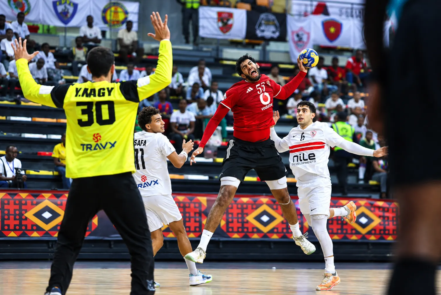 الأهلي يهزم الزمالك 26-25 ويتوج بطلًا لإفريقيا لكرة اليد