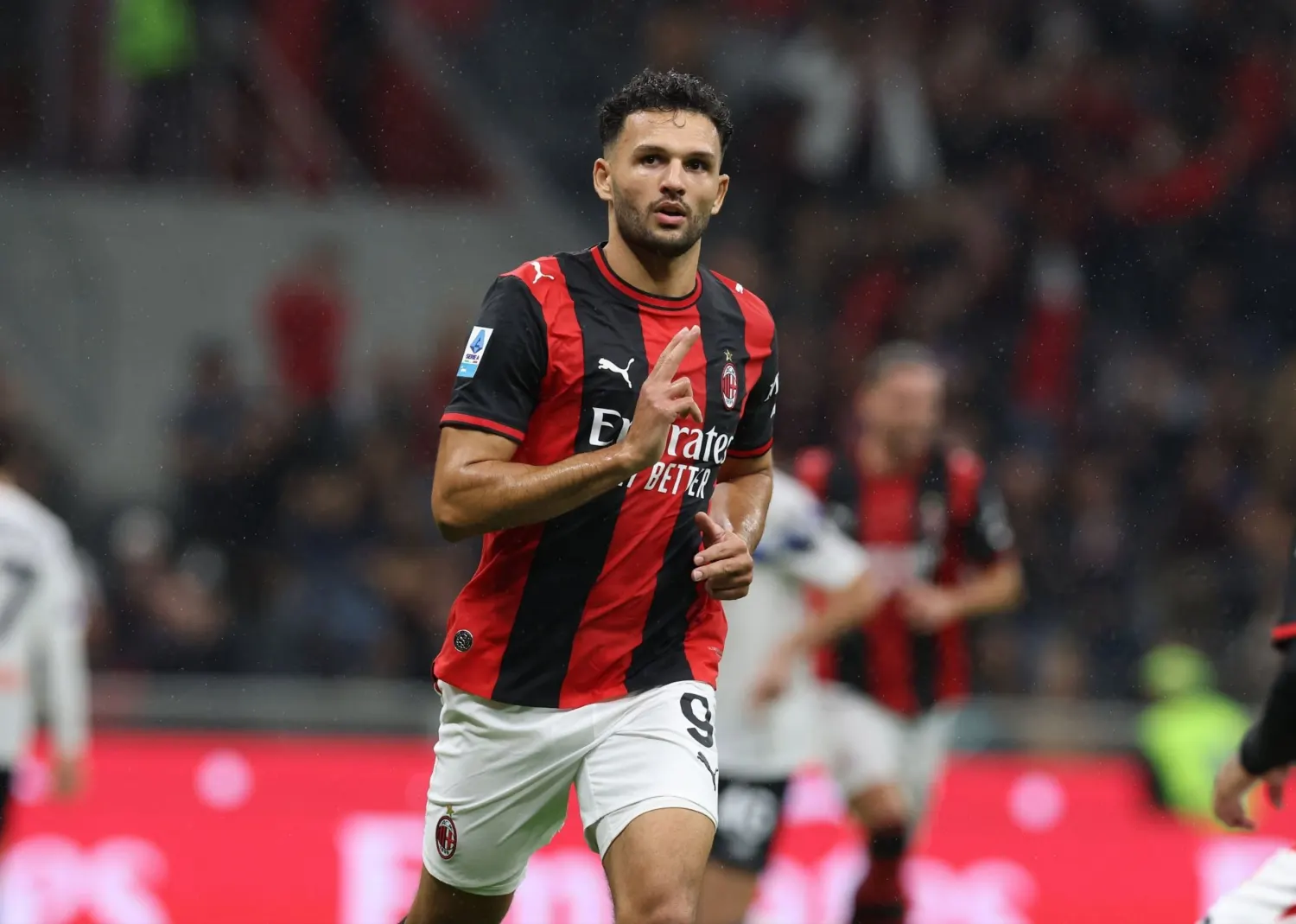 ميلان يهزم أتالانتا بثلاثية في الدوري الإيطالي رغم انتفاضة الضيوف