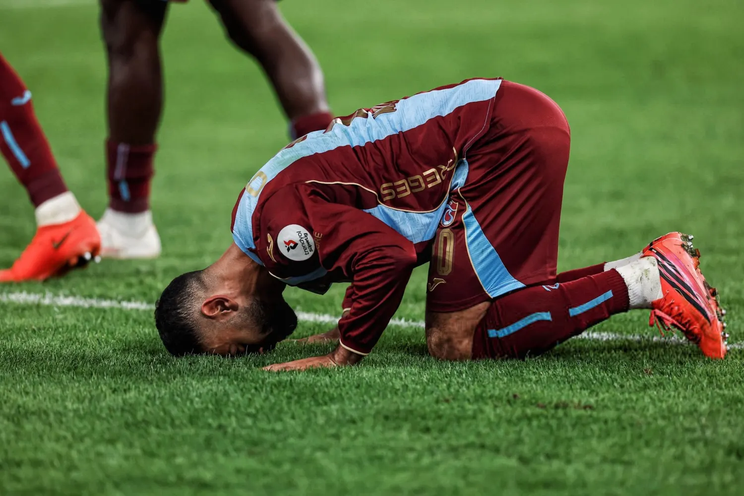 محمد صلاح يقود طرابزون سبور أمام هارتس في دوري المؤتمر الأوروبي